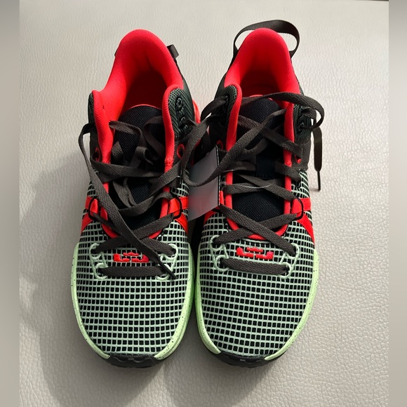 NWOB - Nike LeBron Witness 7 Low Top Basketball Shoes - US Size 8.5 - Picture 2 of 7